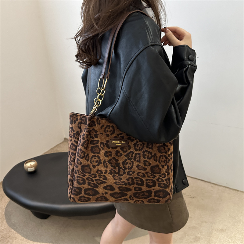 Bolsa de gran capacidad de leopardo para mujeres otoño y invierno 2024 nuevo tipo de bolso de hombro de moda extranjera versátil bolso de viaje retro