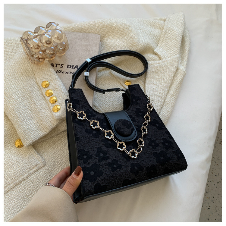 Niche Design Bag Women's Spring Simple Embroidery Flower Messenger Bag 22.5*21.5*8cm display picture 1