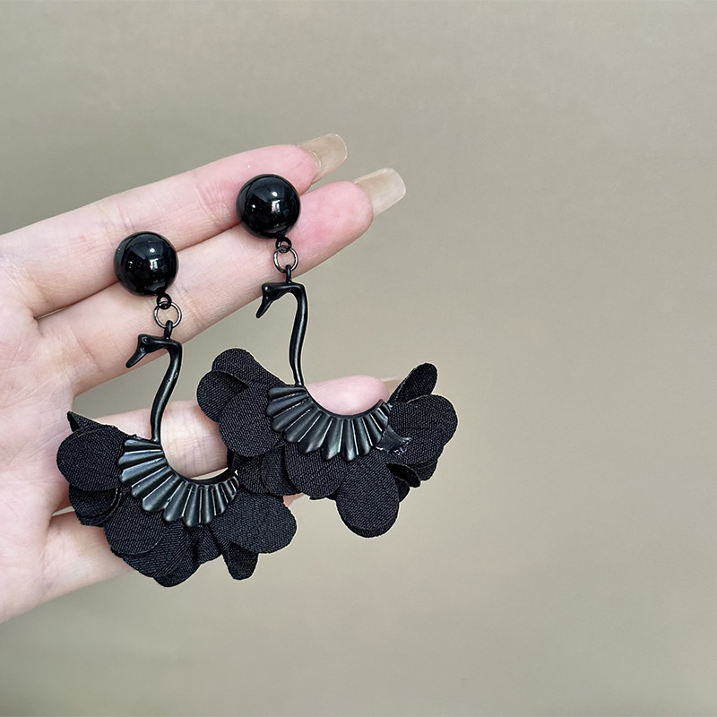 2023 nuevos pendientes de diseño exagerado de moda de lujo ligero Pendientes largos de temperamento retro Pendientes de cisne negro noble mujer