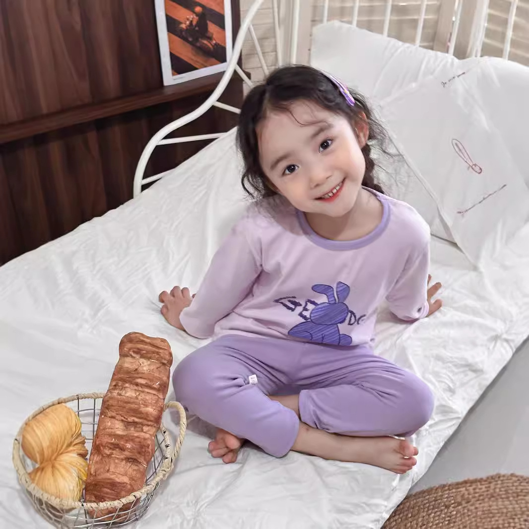 Nuevo conjunto de pijamas de niñas 2025 nuevo primavera y otoño ropa infantil de niñas de otoño ropa doméstica dos piezas