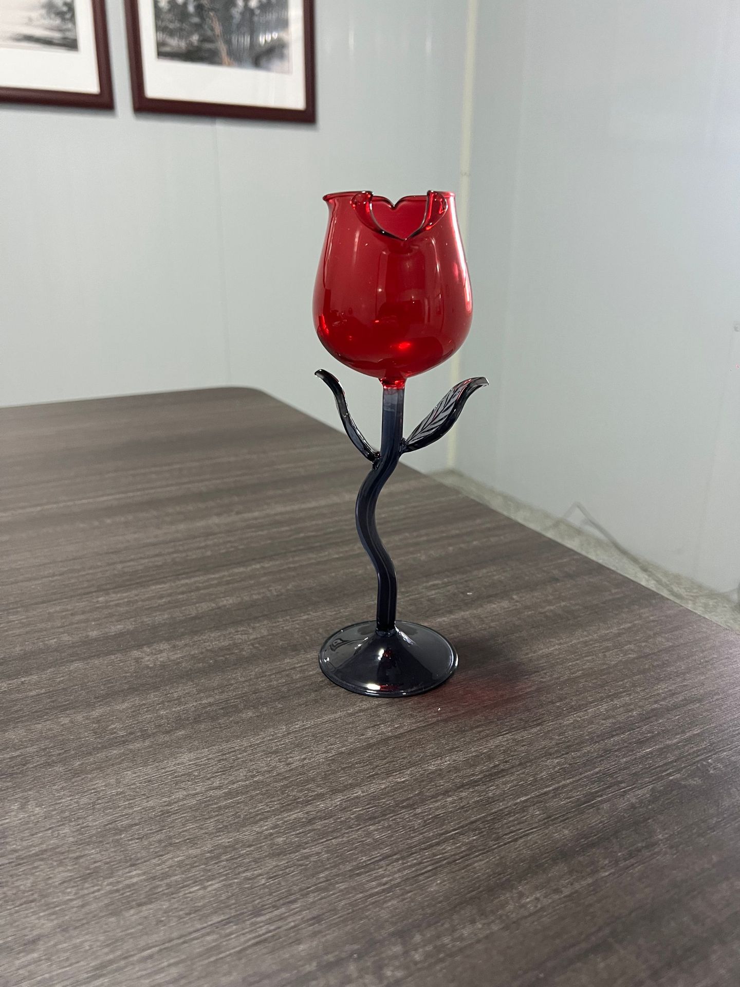빨간색 컵, 회색 막대