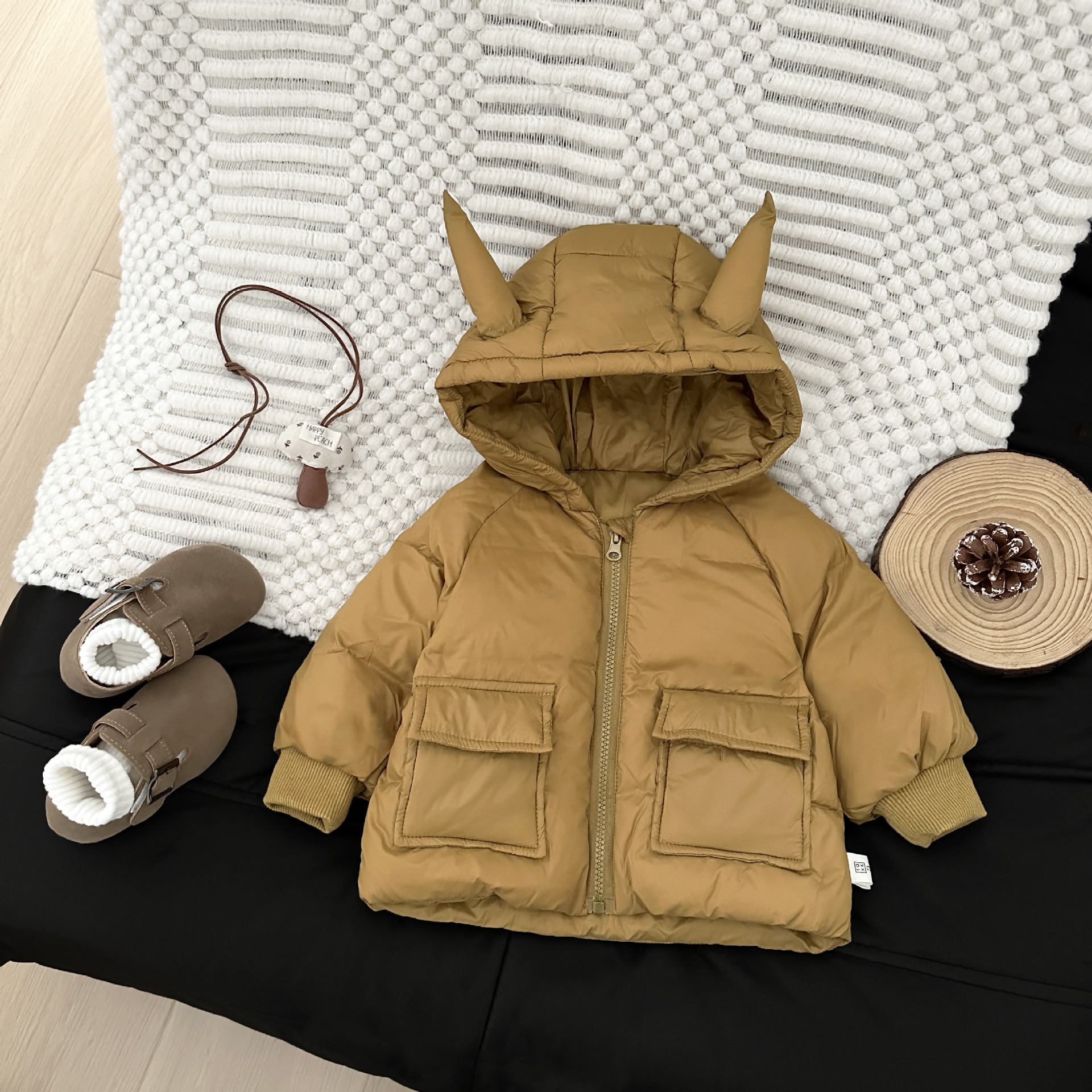 Cool and guapo chaqueta de invierno para niños 2025 nuevo bebé ropa de estilo extranjero, ropa de abrigo cálido para bebés, ropa de abrigo blanca, moda