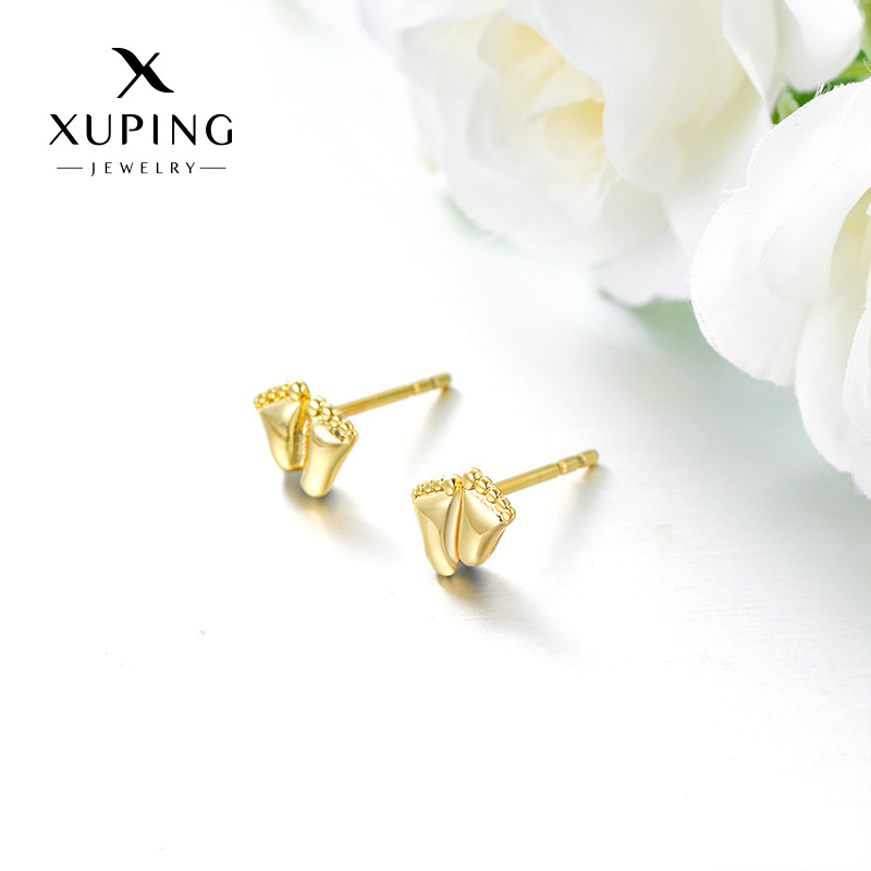 Xuping aleación de cobre chapado 14k color Europa y los Estados Unidos de moda transfronteriza nicho simple diseño personalizado pernos de pie al por mayor