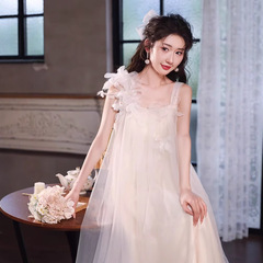 結婚式の朝の服の女性2025の花嫁の高級感のフランスの旅行は軽いウェディングドレスの白いガーターの婚約ドレスのスカートをたたきます。