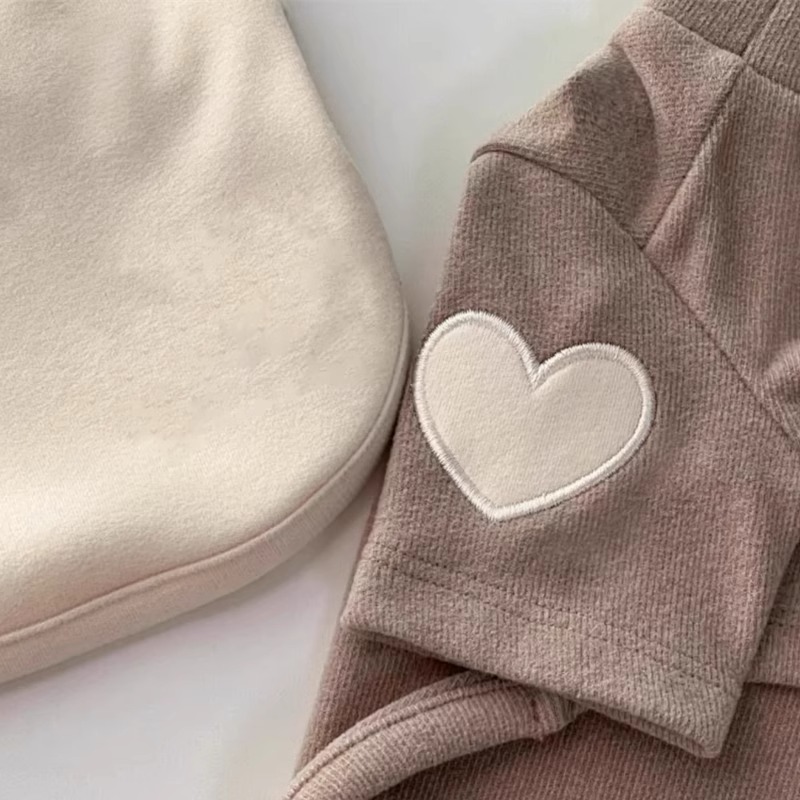 Perro de primavera y verano Maillard color salvaje amor camisa de fondo de terciopelo mediano y pequeño perro peluche gato perro mascota