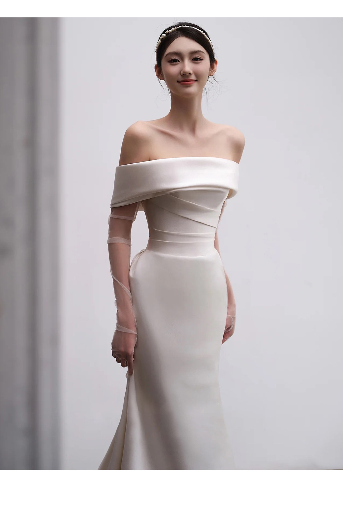 Elegante abito da sposa a sirena in raso con scollatura a spalle scoperte e strascico staccabile: abito da sposa senza tempo per spose moderne_voghion.com
