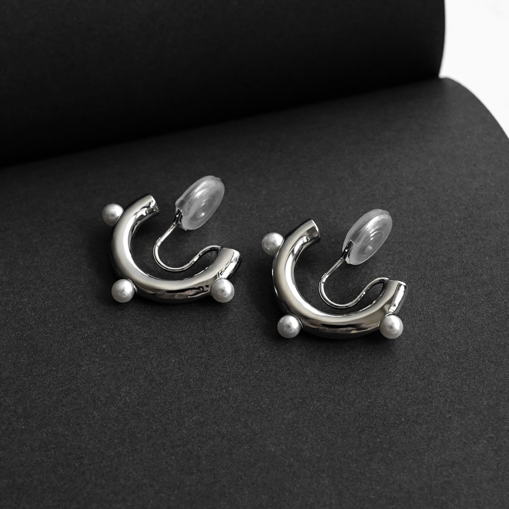 European and American punk style pearl earring earrings women's non-earhole mosquito-repellent incense plate ear clip temperament personality retro earrings earrings earbuckle