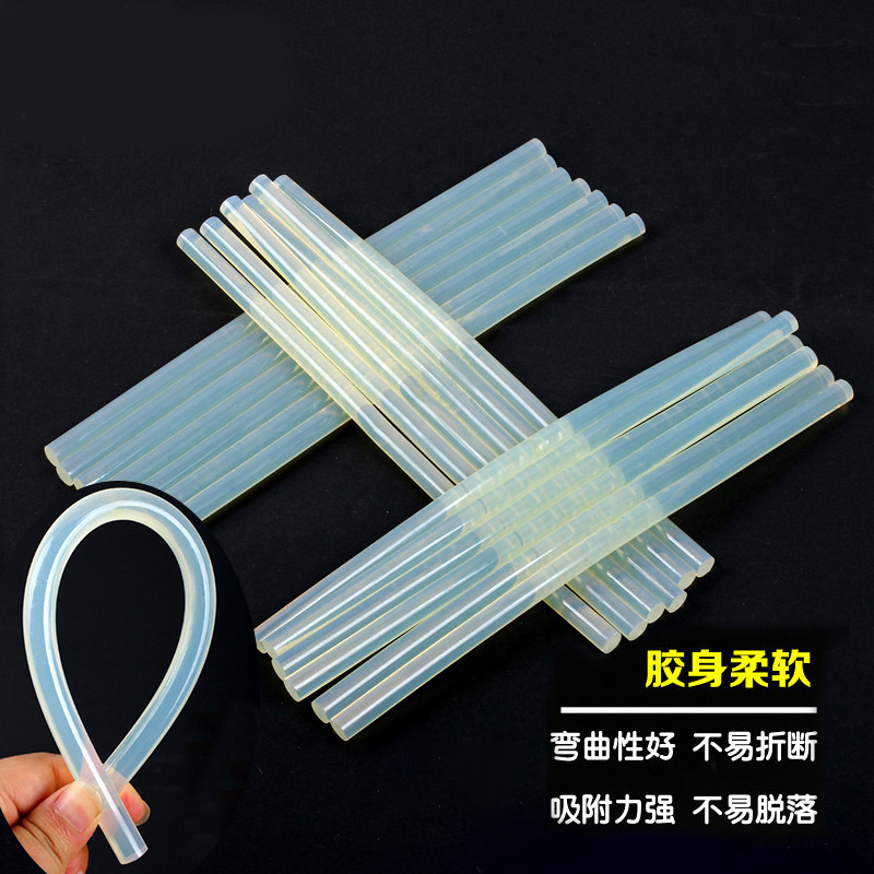 花屋の材料の花の花束を包装して手作りのdiyバラの花を刺します。