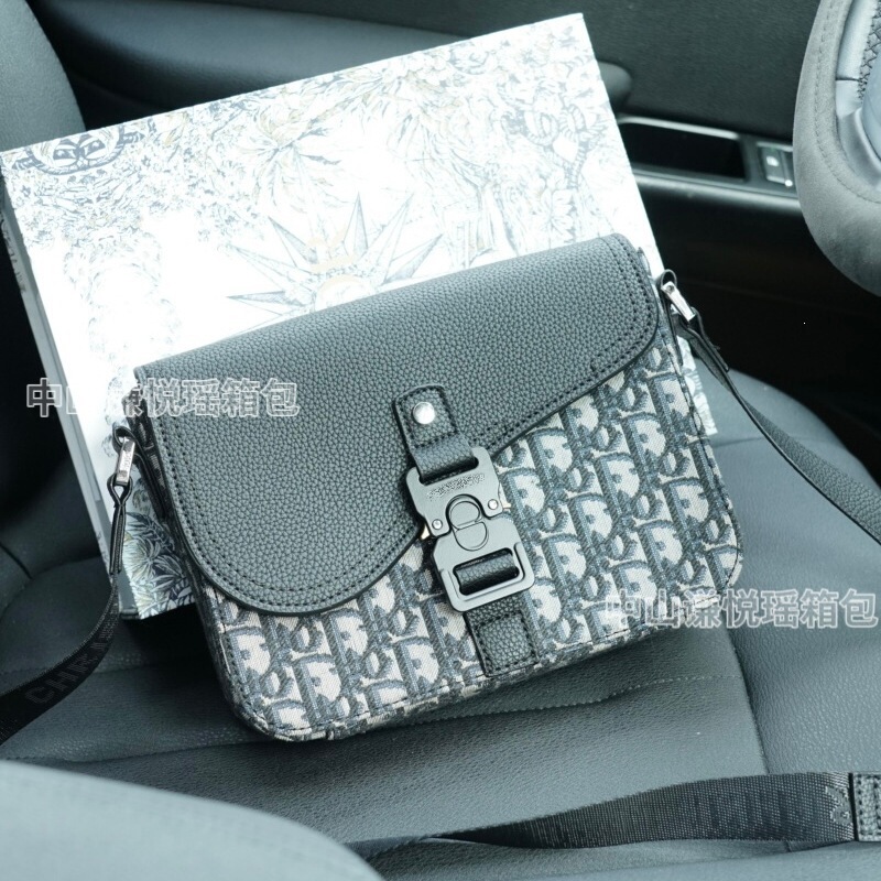 New men's genuine leather crossbody bag with stylish letter lock clasp, business shoulder bag, breathable and expandable New men's genuine leather crossbody bag with stylish letter lock clasp, business shoulder bag, breathable and expandable