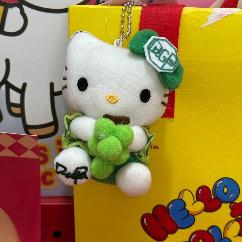 愛のハローキティのぬいぐるみのキーホルダーのペンダントはプレゼントのカバンを飾っています。|undefined
