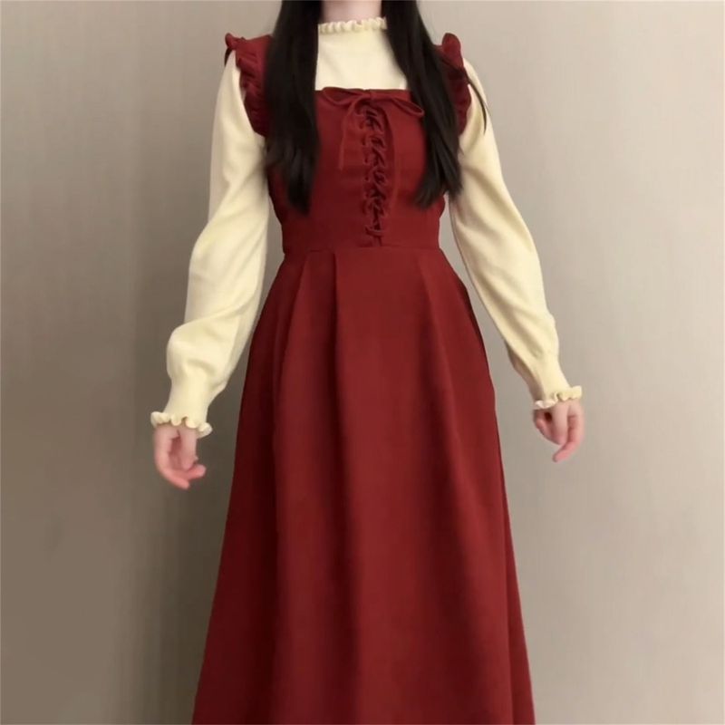 赤いお祝いは年を越えて、ストラップのフリンジのセットを着て腰を収めて痩せているワンピースのセーターを着てシャツを着ます|undefined