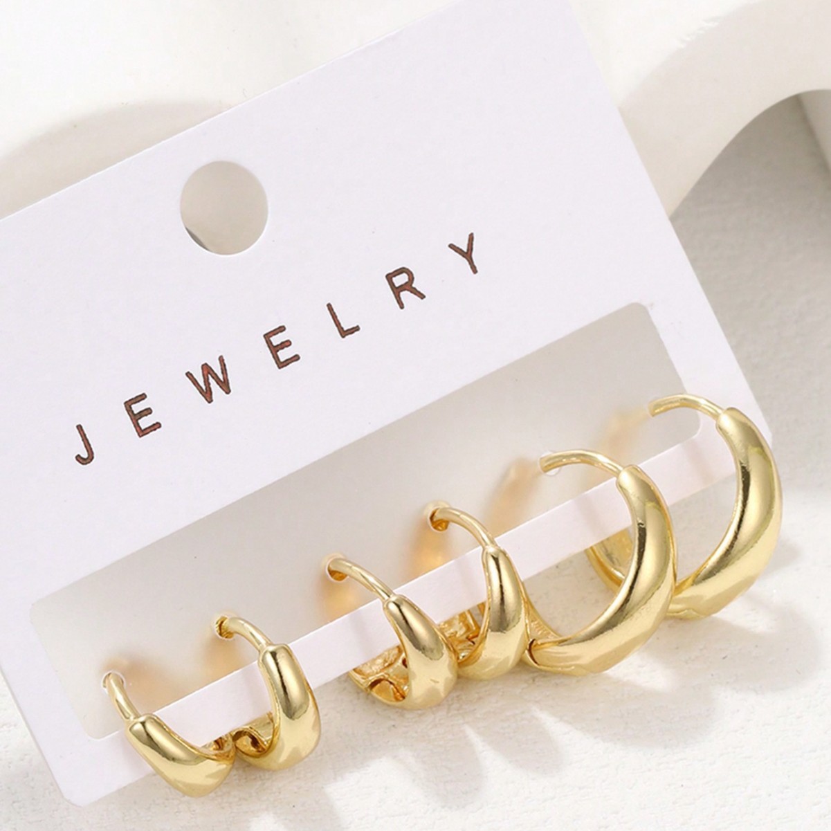 Orecchini a clip in oro, minimalisti, eleganti e unici, dalla forma irregolare, composti da 3 pezzi._voghion.com