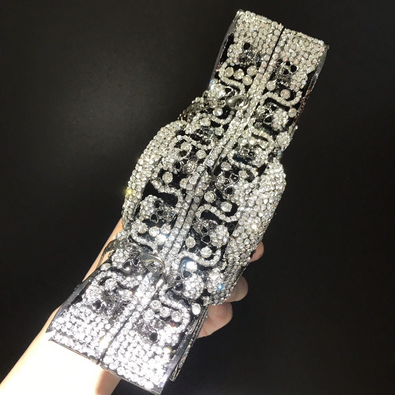 * Nuevo bat transfronterizo bolsas de cena de diamantes estilo europeo y americano personalidad negra fresca bolsas de mano de diamantes bolsas de banquete