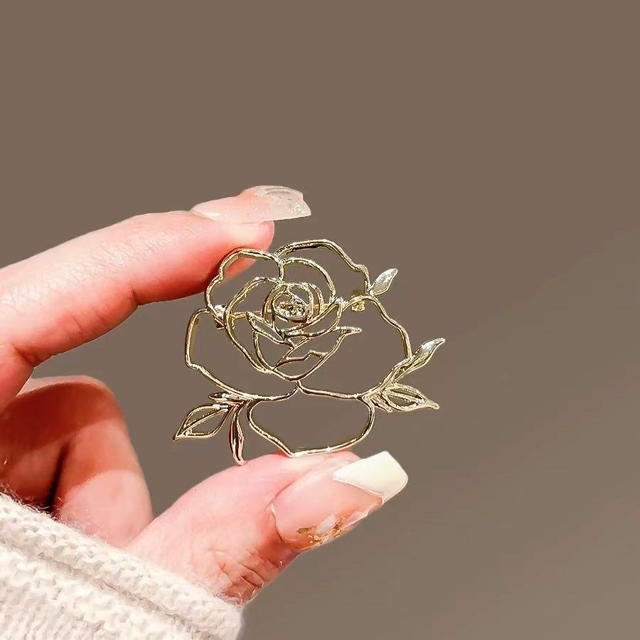Bracciale a fiore oversize in smalto per donna, gioiello floreale_voghion.com