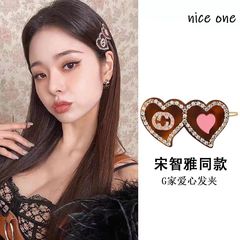 宋智雅は同じ愛のクリップの頭飾りをしています。