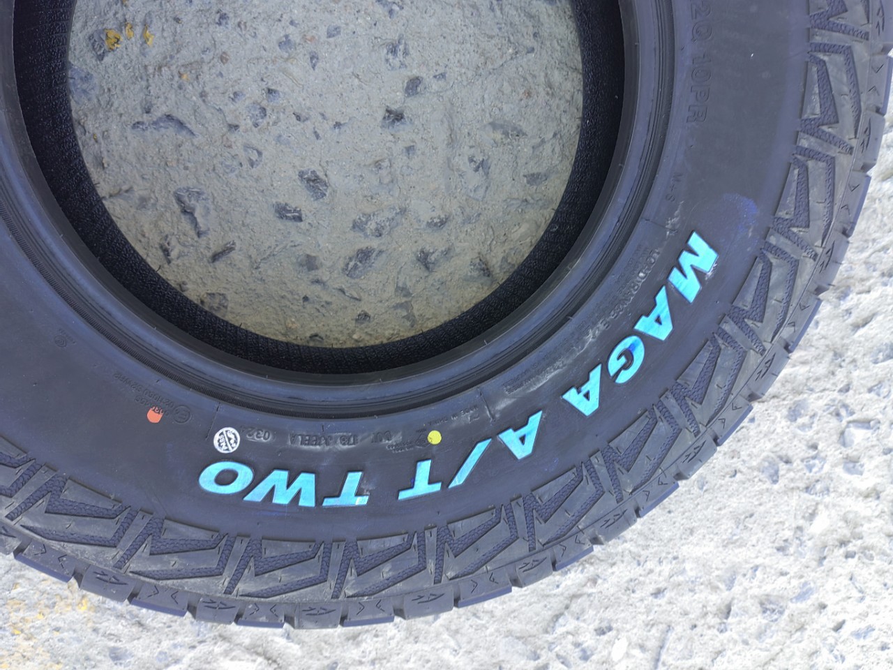 New Off-Road Tire Lt215/85R16 10Pr Ten Layers Thickeneded Adapted to Changfeng Cheetah Jeep Black King Kong