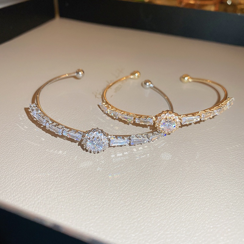 Estilo de lujo ligero diamante-incrustado ZIRCON redondo geométrico pulsera abierta personalidad de moda exquisito temperamento pulsera de alto grado para las mujeres
