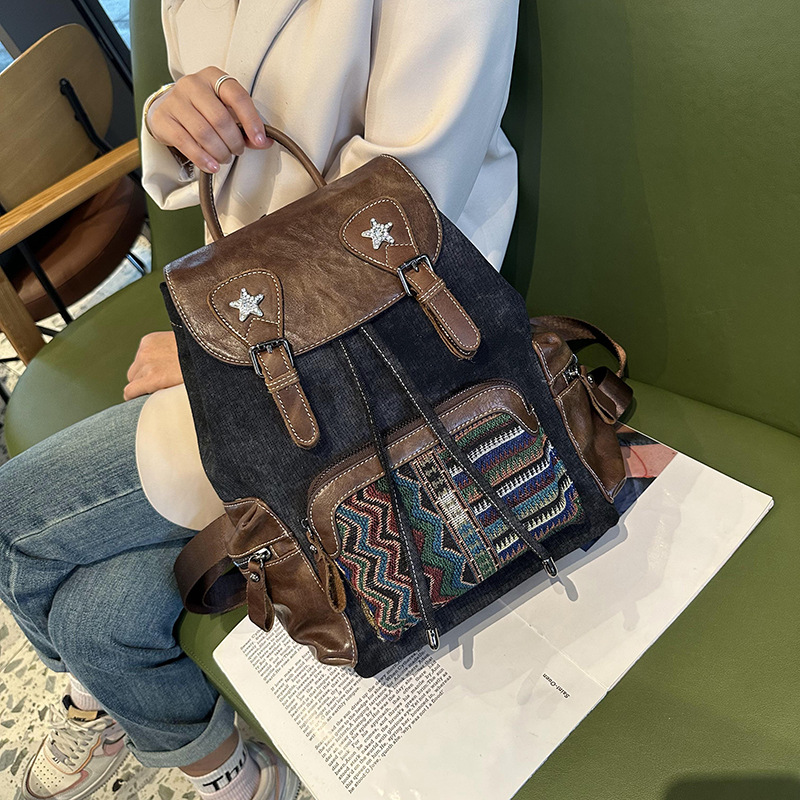 Kombinerad med kohud 2023 originell stil kontrasterande broderad damväska för utomhusaktiviteter denimryggsäck_voghion.com
