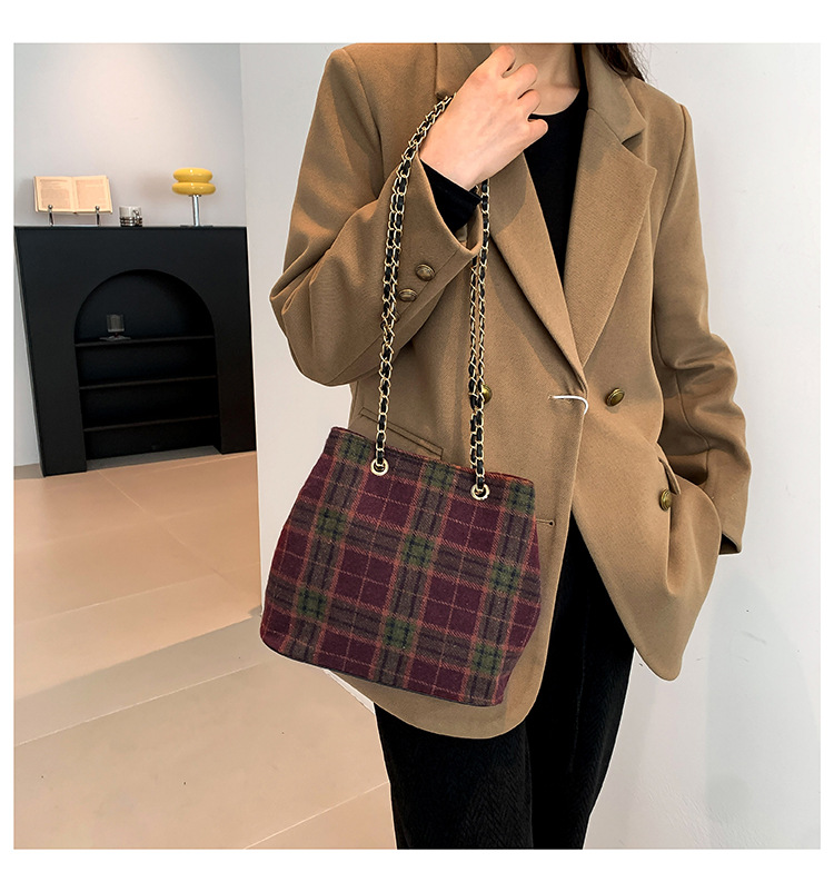 Retro and fashionable woolen texture bucket bag, large capacity commuting bag, chain check pattern casual single-shoulder crossbody women's bag undefined