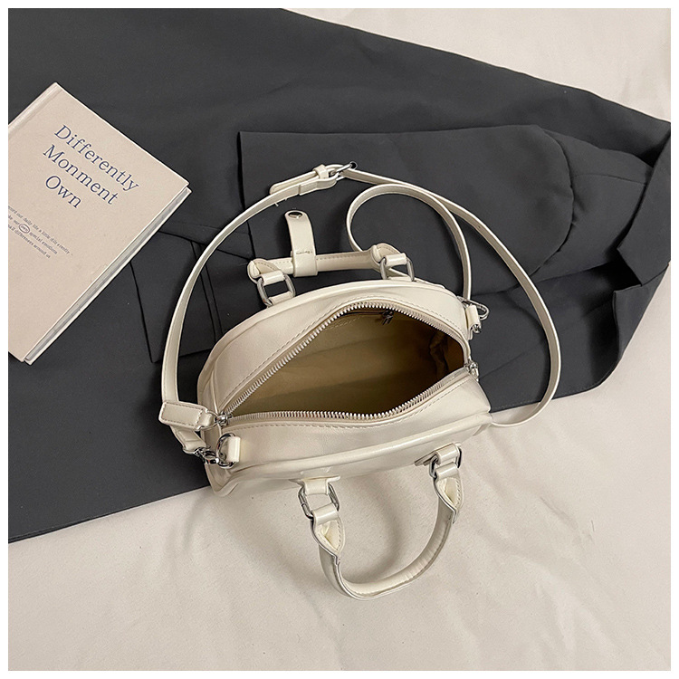 This year, Korean-style, stylish and simple hand-held bags with niche designs are in vogue. These are fashionable summer underarm bags for women's commuting undefined