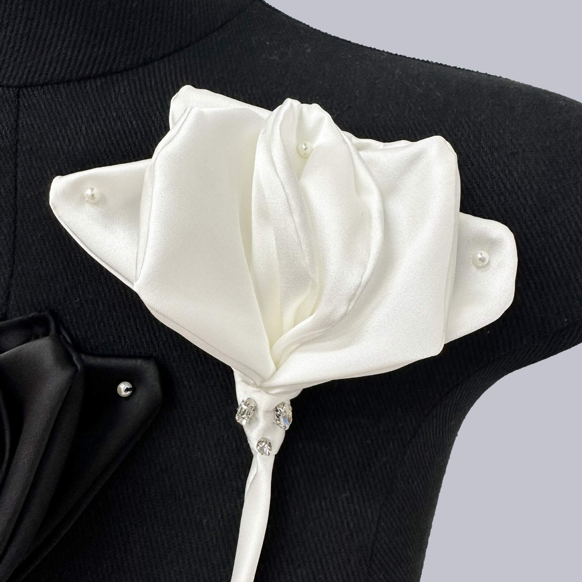 Satín negro y blanco dos colores accesorios de flores tridimensionales flores de ropa DIY más pin vestido accesorios de joyas flores decorativas