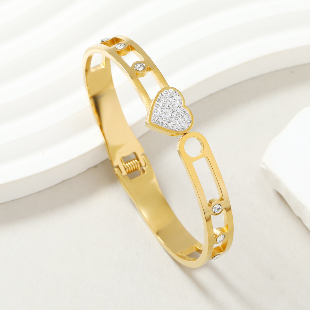 Pulsera de acero de titanio transfronteriza europea y americana Joker corte hueco corazón pulsera luz conjunto de lujo diamante pulsera de acero inoxidable joyería