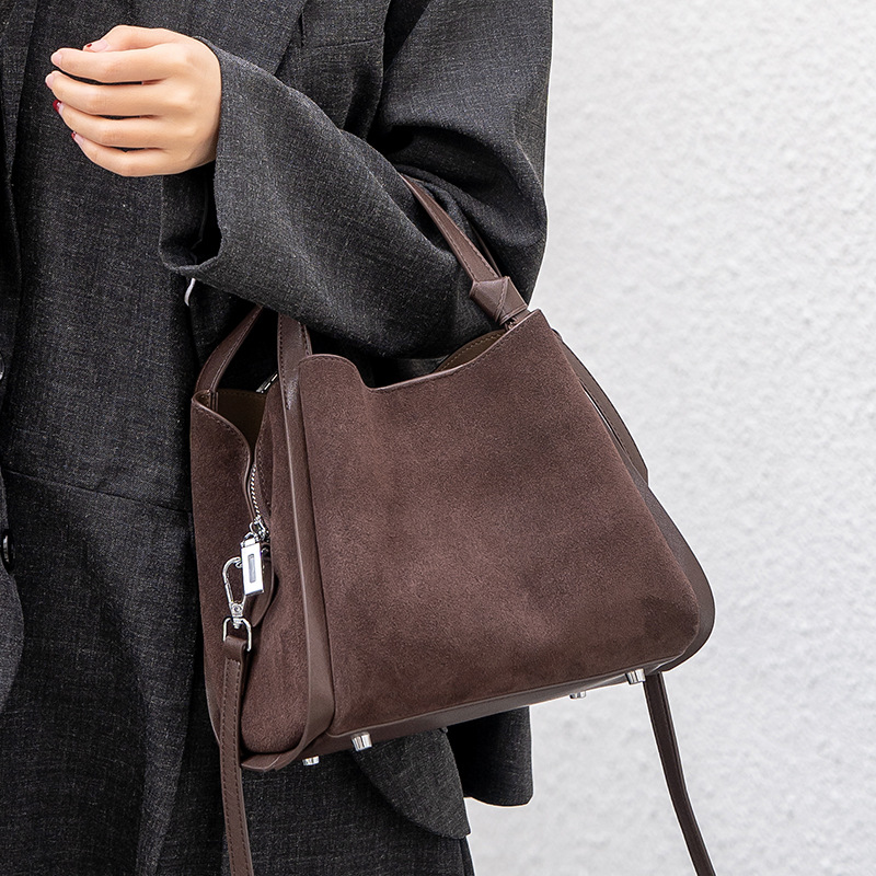 Borsa a secchiello unica, firmata, vintage, in pelle scamosciata, stile coreano, versatile e pratica, ideale per collezionisti e appassionati di borse a tracolla._voghion.com