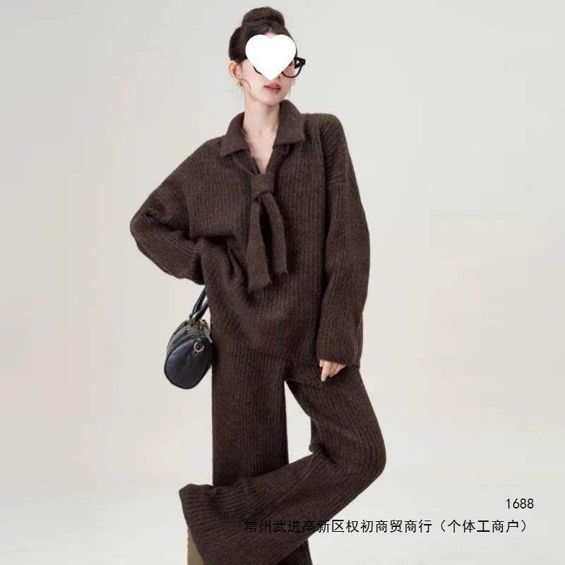 Maternity outfit with a casual vibe, featuring a POLO tie-neck sweater and wide-leg pants, a stylish and age-reducing two-piece set for autumn and winter that is slimming and hides body fat