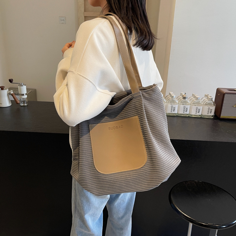 Bolsos casuales de gran capacidad para mujer 2024 otoño e invierno nuevo estilo simple y versátil bolso de viaje de un solo hombro bolso de viaje ligero