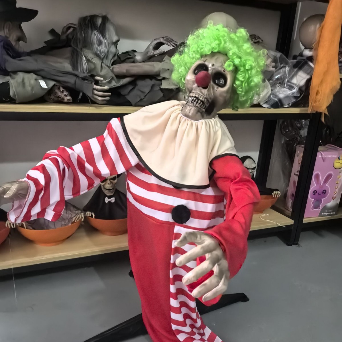 2025 nuevo espectáculo extraño de Halloween trompeta postura swinging payaso terror aterrador escenario de diseño de atmósfera