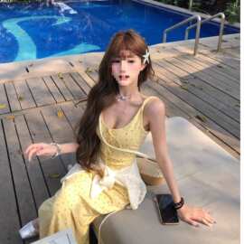 新品 高级感法式多巴胺碎花吊带连衣裙女夏季独特漂亮绝美海边度