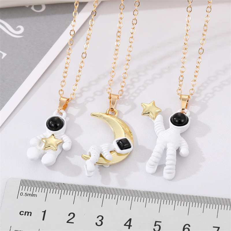 Korea's New Creative Cute Star Moon Astronaut Necklace display picture 1