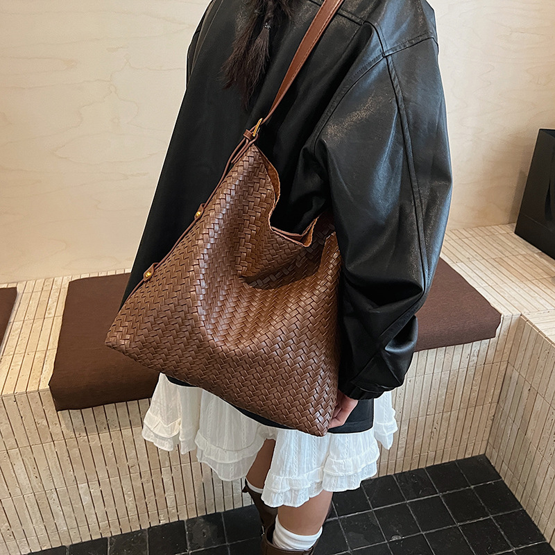 2025 otoño y invierno nueva moda moda bolsas de balde de alta calidad para mujeres bolsas de hombro de moda casuales de gran capacidad