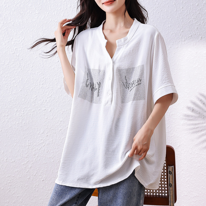 実写の大きいサイズの婦人服2025夏の新型の重工はvネックのtシャツのファッション的な肉を遮ってやせている上着の女性を現します。|undefined
