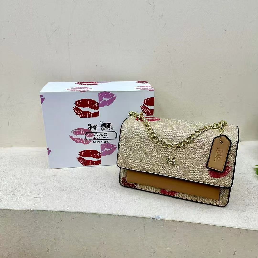 Venta al por mayor transfronteriza 2024 otoño e invierno comercio exterior nueva cadena de color empalme bolsa cuadrada pequeña tendencia de impresión de labios bags pequeños