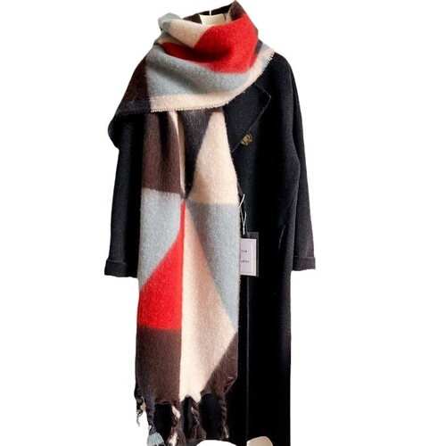 New geometric triangular scarf for women—versatile winter style, green seahorse-patterned shawl for women’s street-style photoshoots, trendy European and American fashion.