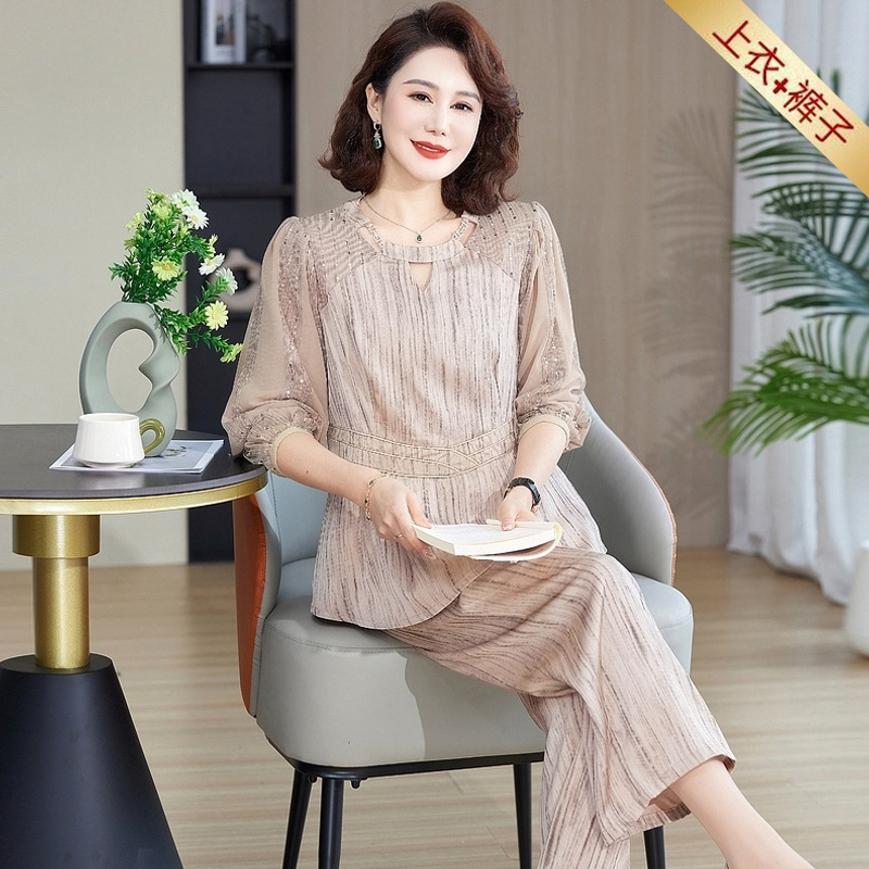 New temperament mother spring suit 2025 new fashion foreign style T-shirt two-piece young mother outfit generation