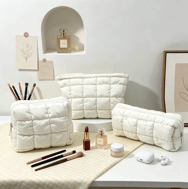 Cross-border new product cloud quilted makeup bag, pleated down waterproof clutch bag, large-capacity portable storage bag wholesale