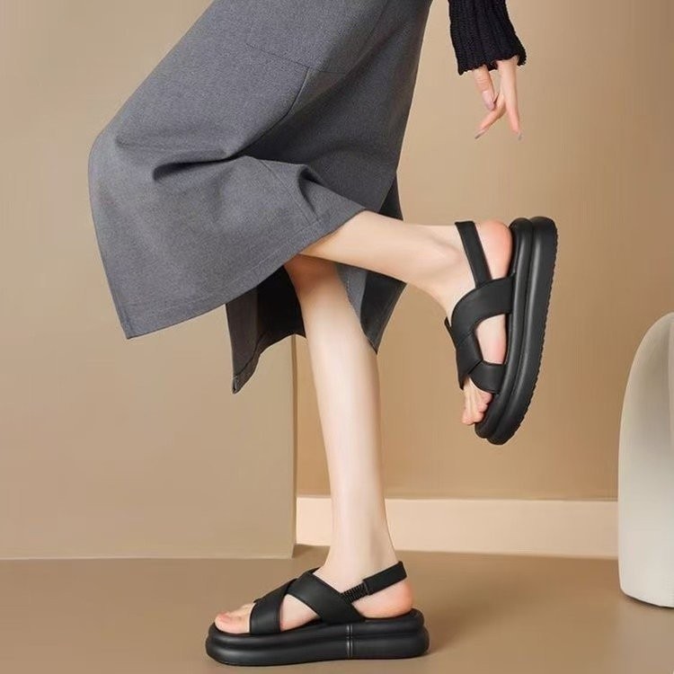 Sandalias de explosión para mujeres verano 2026 nuevo tipo de ropa exterior deportiva casual zapatos de playa suaves con suela gruesa muffin zapatillas frías