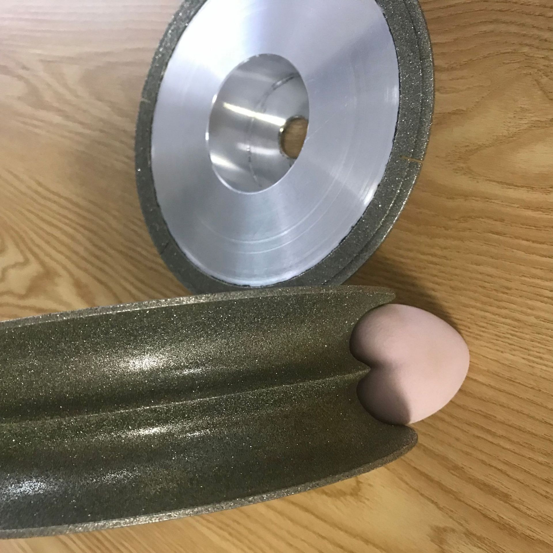 心形粉扑砂轮模具砂轮现货，铝合金表面喷涂电镀工艺砂粒均匀耐磨