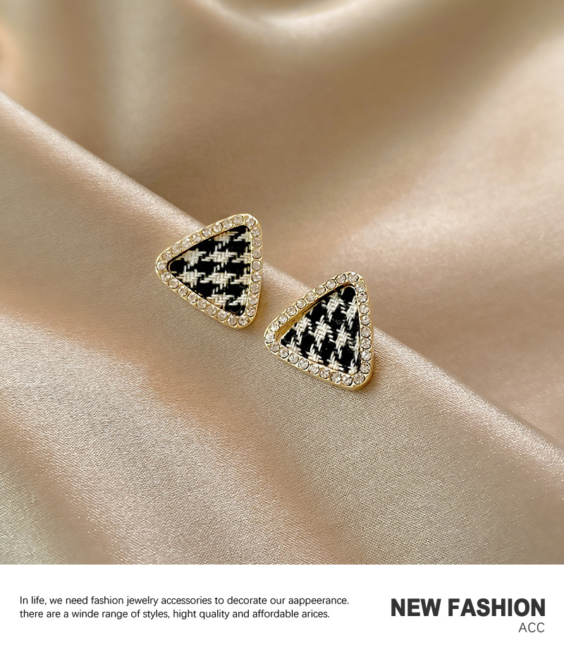 Simple Contrast Color Plaid Geometric Triangle Rhinestone Alloy Earrings display picture 5