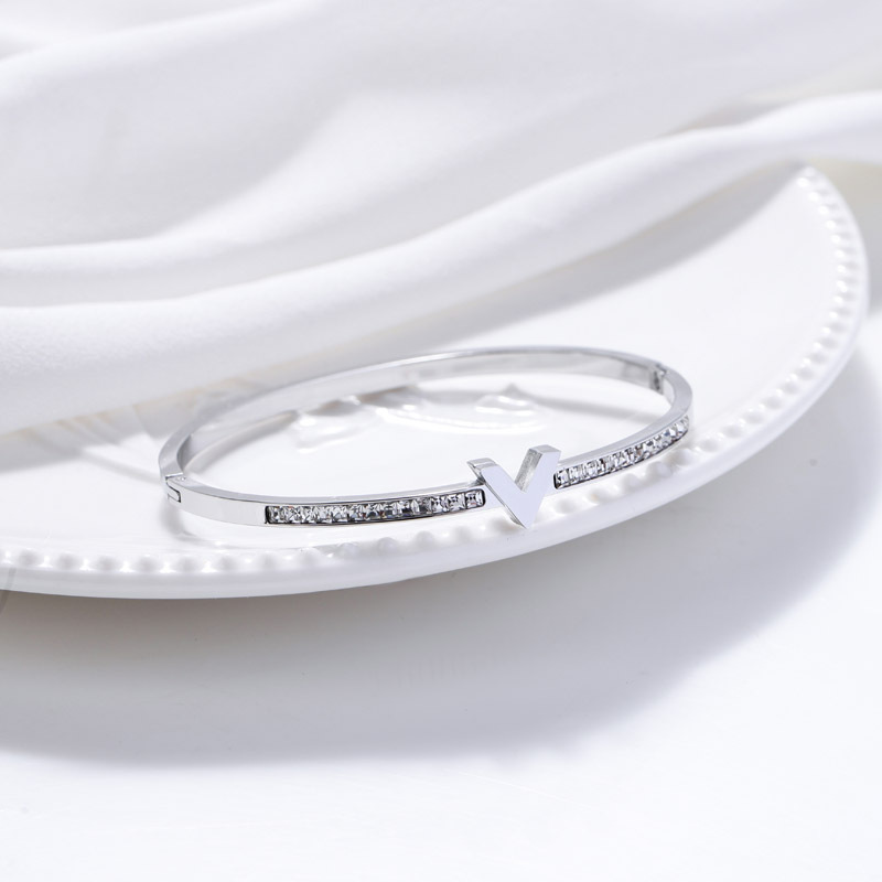 Nueva moda coreana alta sensación de V abertura brazalete de acero de titanio para mujeres brazalete de lujo ligero chapado 18K joyas