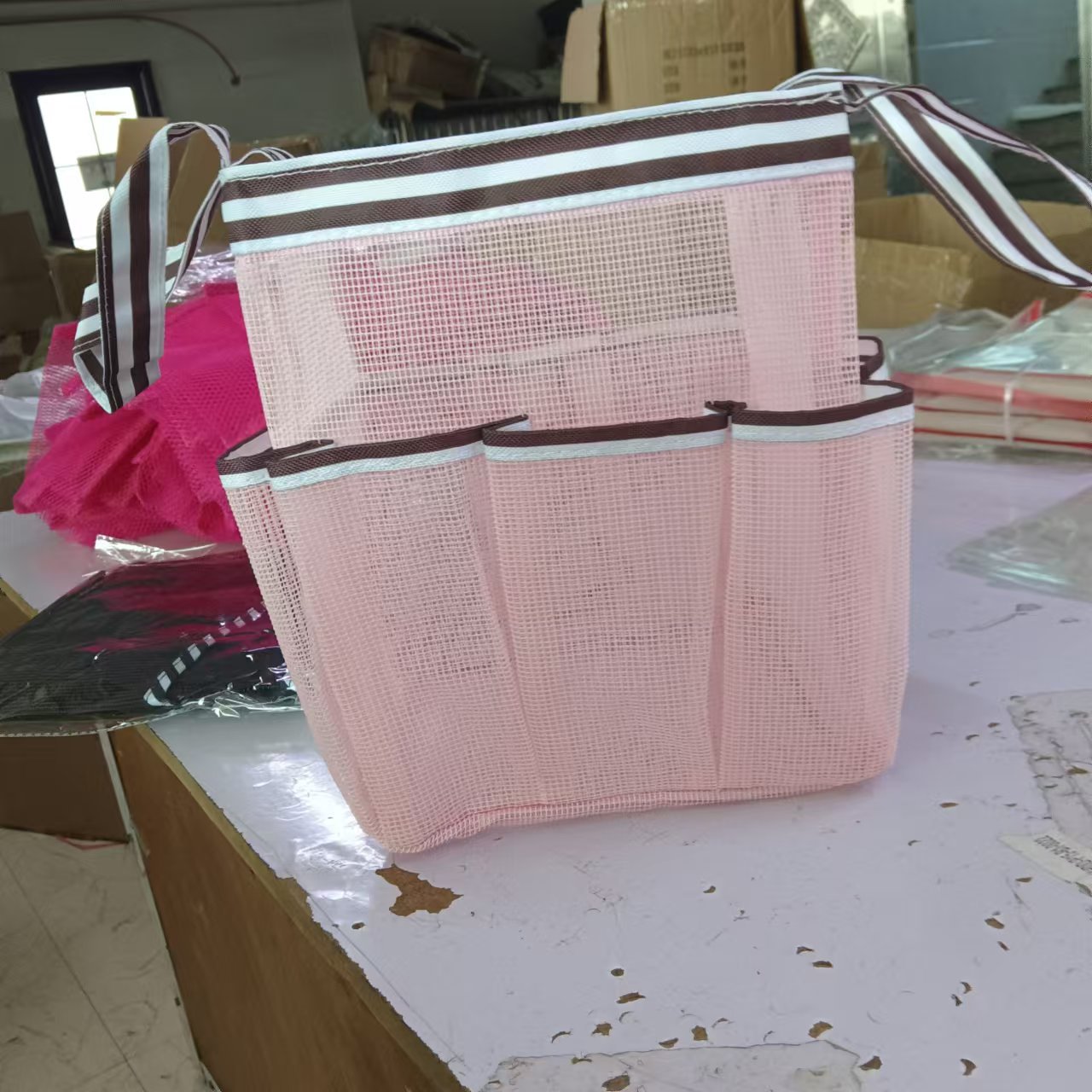 핑크색 메쉬 브라운과 화이트 엣지