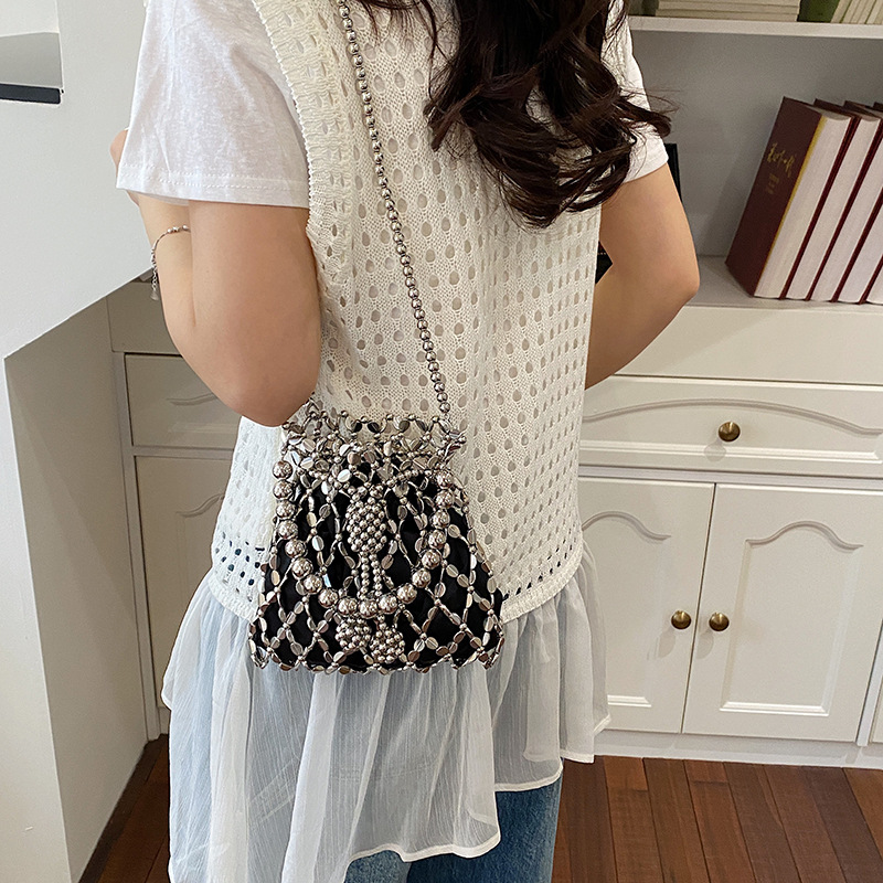 Bolsas para niños 2026 nuevas bolsas de moda con cuentas huecas, bolsas de semillas de melón de nicho extranjero, bolsas de tejido manual para niños
