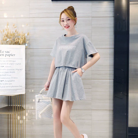 Повседневный костюм с короткими рукавами, Женский Летний Новый 2024, короткая футболка, плиссированная юбка, модный уменьшающий возраст костюм из двух предметов