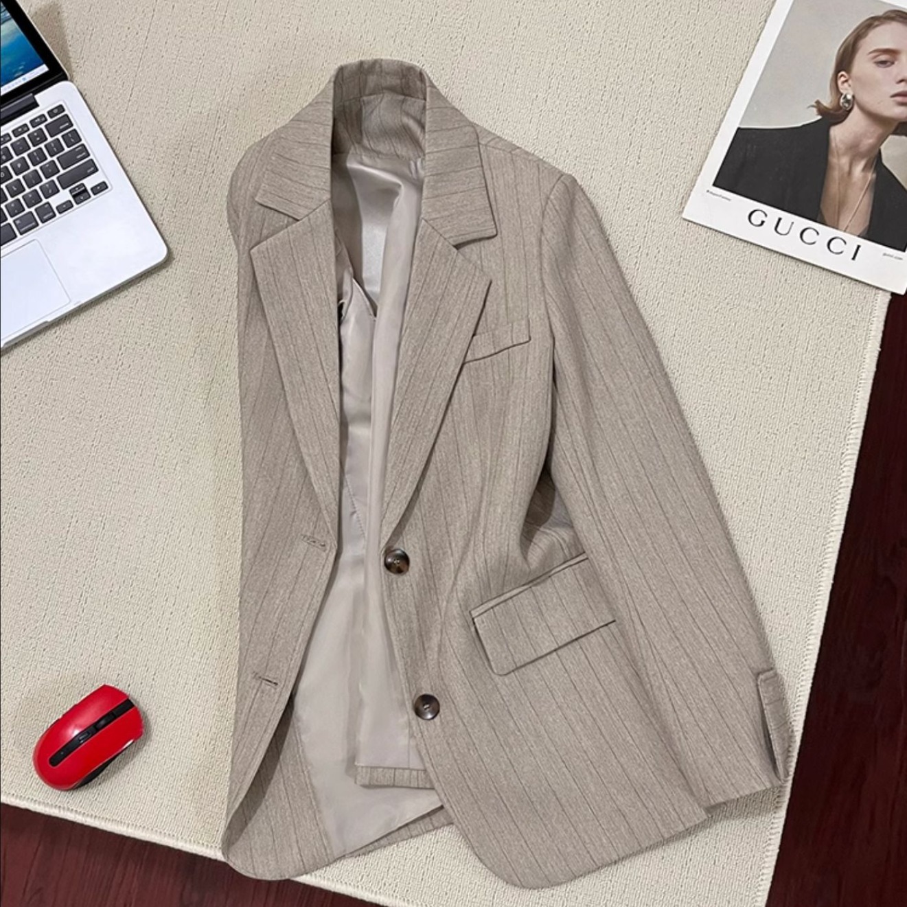 Light khaki women's suit jacket, new spring 2026 design, casual and simple striped, trendy women's suit.