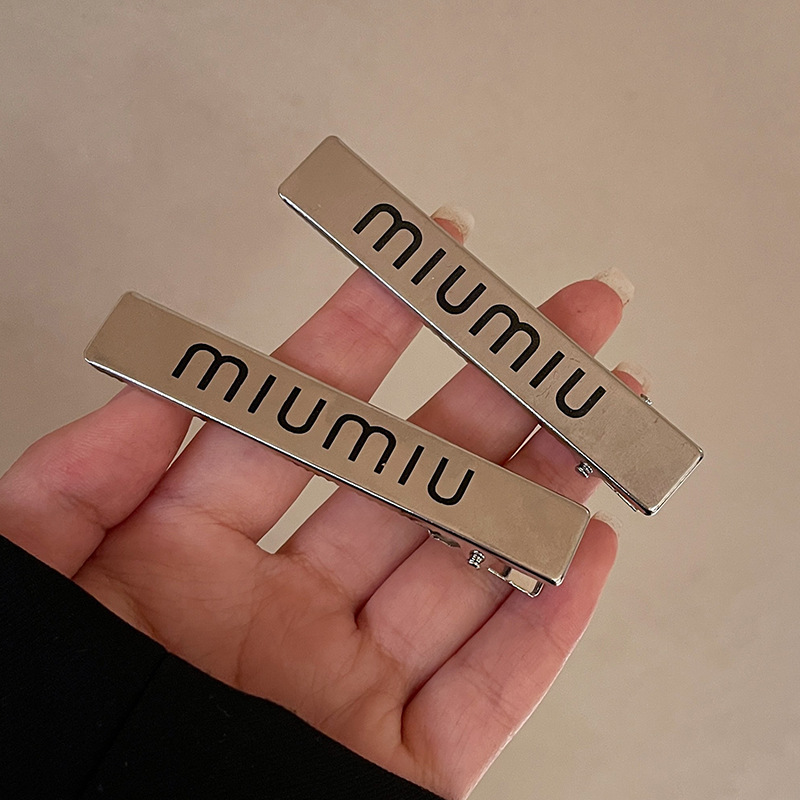 De metal de una sola palabra pico horquilla accesorios para el cabello femenino de alto grado estilo Chanel miumiu carta horquilla ins estilo clip lateral
