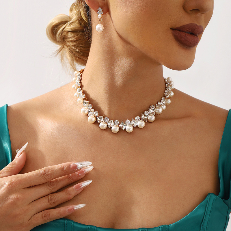 European and American Accessible Luxury Bridal Jewelry Set French Retro Geometric Pearl Alloy Earrings Versatile Atmospheric Accessories Necklace