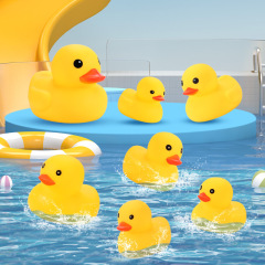 卸売りのミルクティーの店の小さい黄色のアヒルの入浴するおもちゃの子供の水遊びのごまかしはつまんで声を出してかわいい贈り物のアヒルを叫びます。