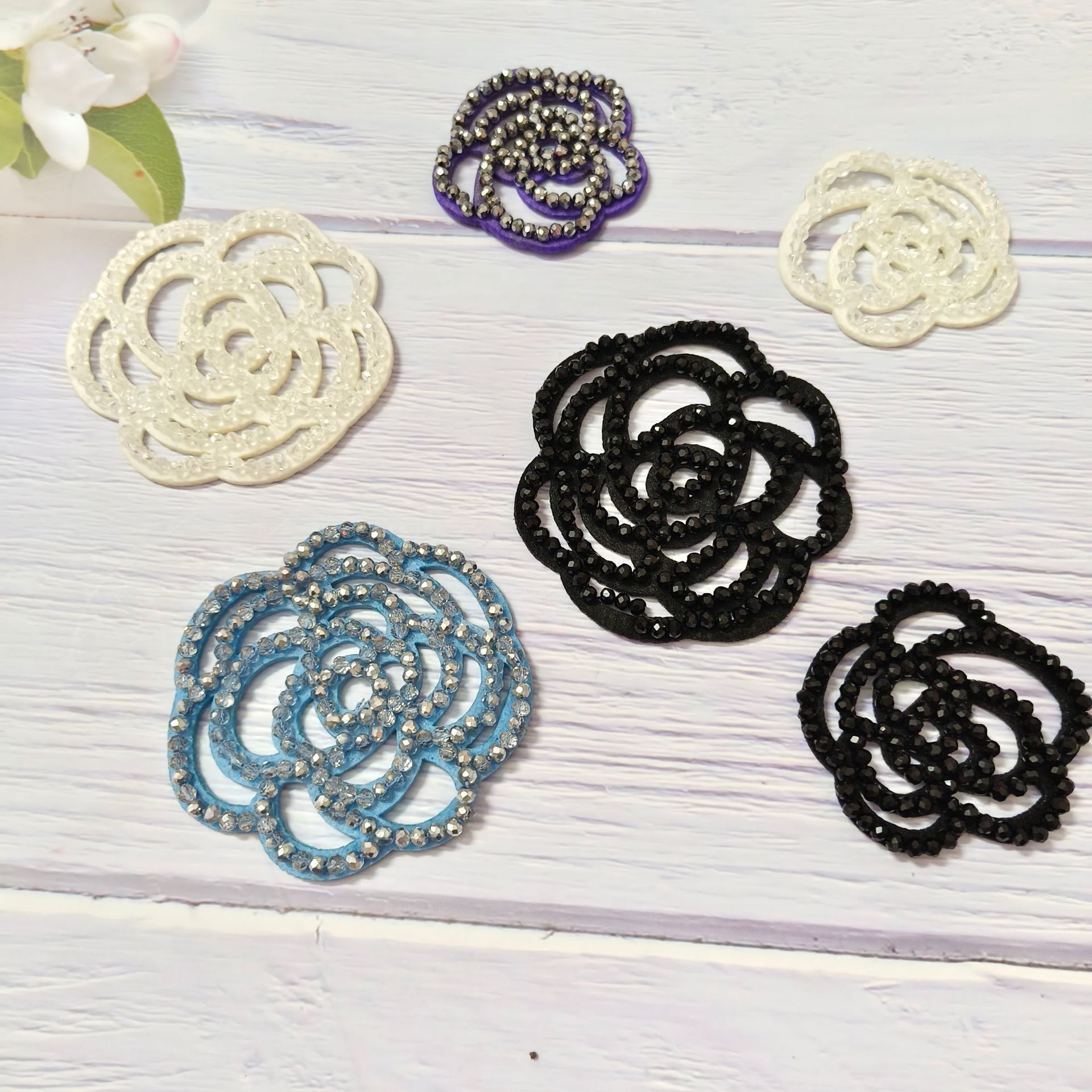 跨境热卖手工钉珠水晶玫瑰花布贴服装diy胸花胸针服装辅料补丁贴